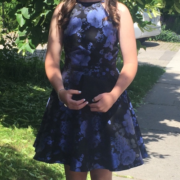 Beautiful and elegant prom or graduation dress - Picture 6 of 7